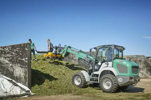 The Kramer telescopic wheel loader KL5.5T while loading. 