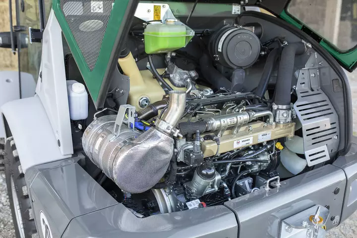 Durch die weitöffnende Motorhaube ist ein einfacher Zugang zum Motorraum sichergestellt