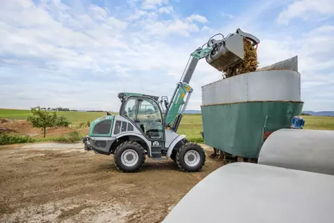 Der Kramer Teleskopradlader KL37.8T bei Silagearbeiten.