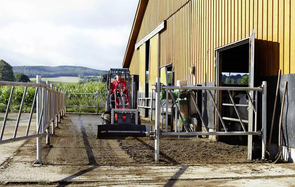 Weidemann Hoftrac 1140 Basic Line mit Gummischieber, Einsatz