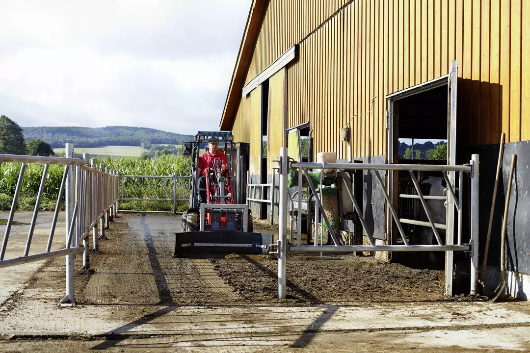 Weidemann Hoftrac 1140 Basic Line mit Gummischieber, Einsatz