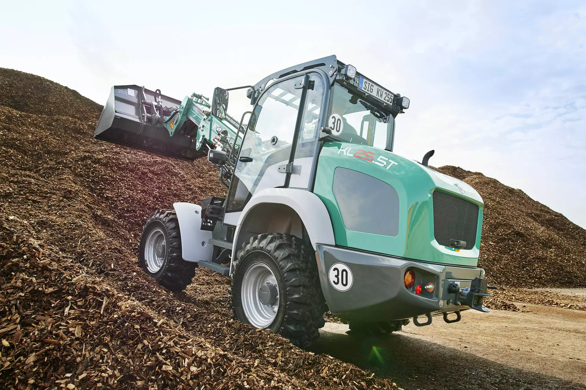 The Kramer telescopic wheel loader KL25.5T while loading wood chips. 