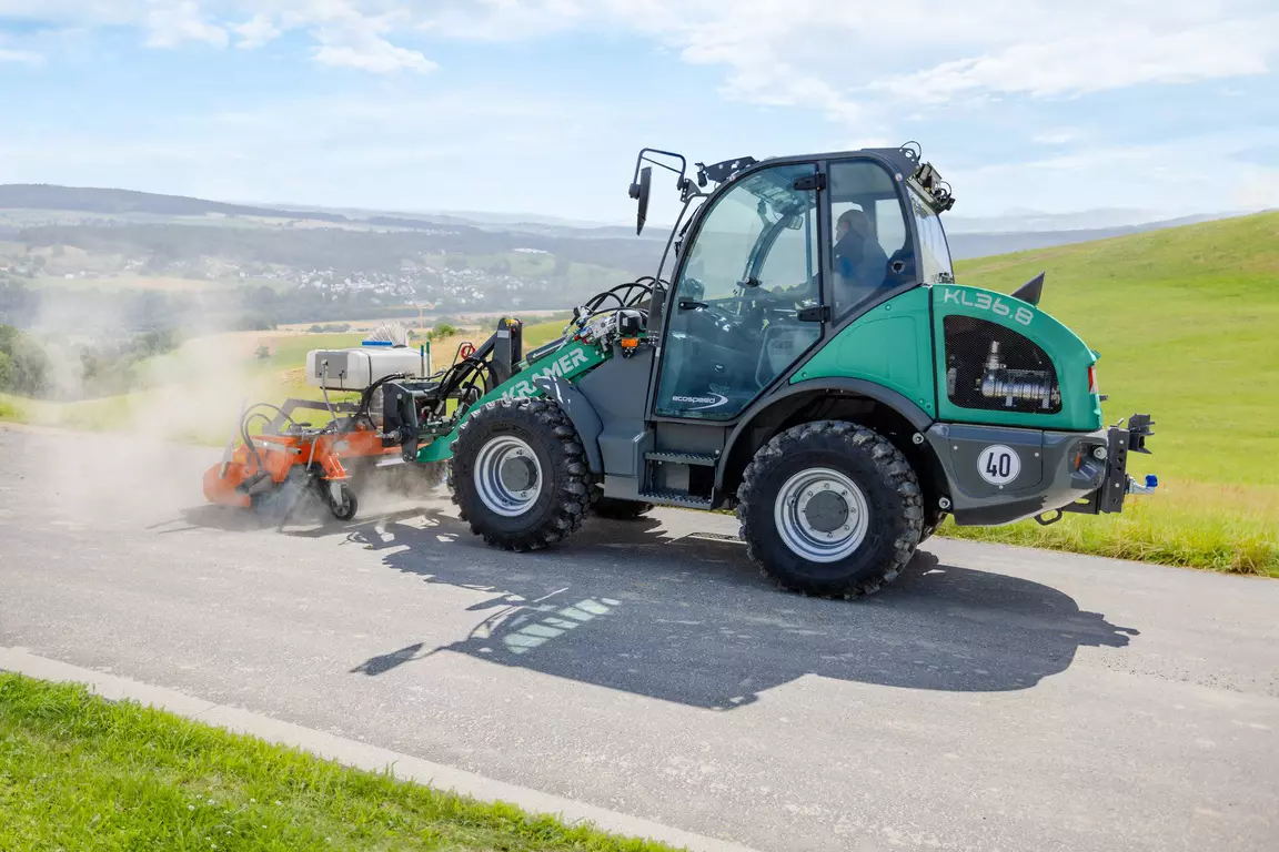 The Kramer wheel loader KL36.8 with a bucket brush.