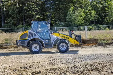 Der Kramer Radlader 8105 beim Palettentransport.