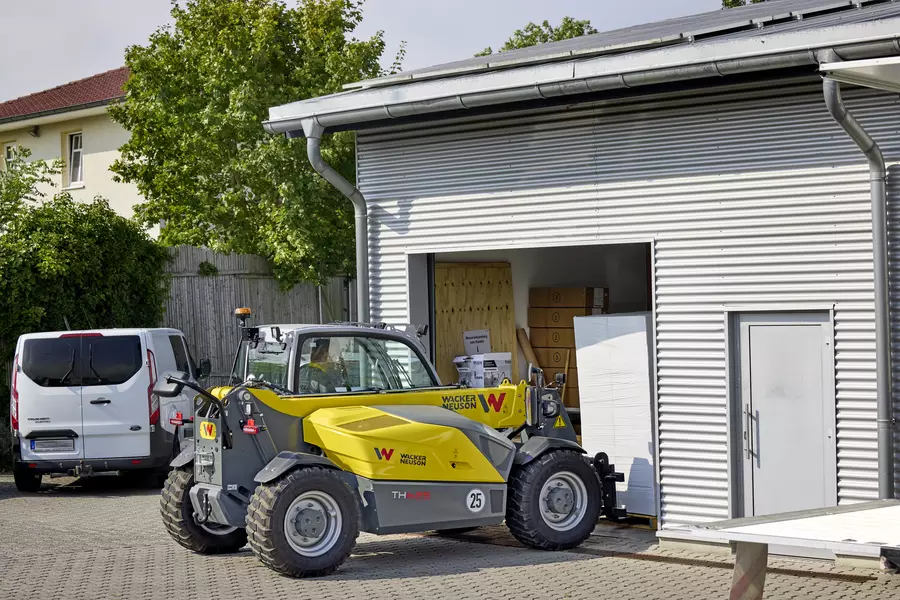 Wacker Neuson Teleskoplader TH625 im Einsatz mit Palettengabel