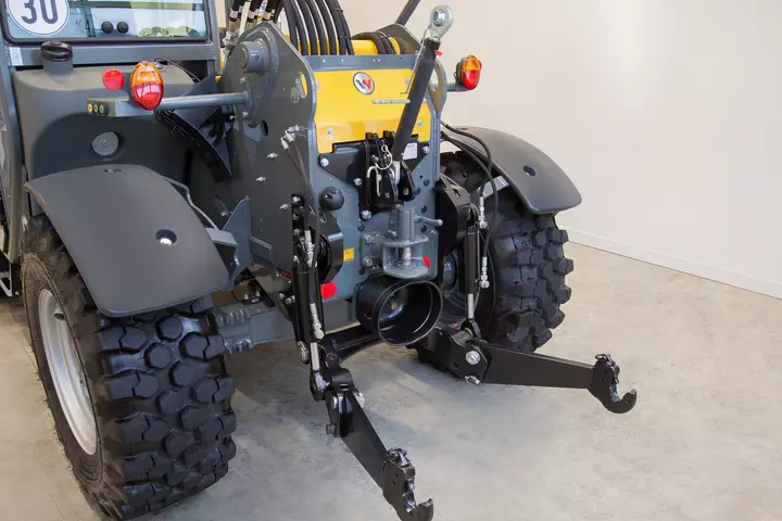 The telehandler’s rear attachment area fulfils all of the important requirements. 