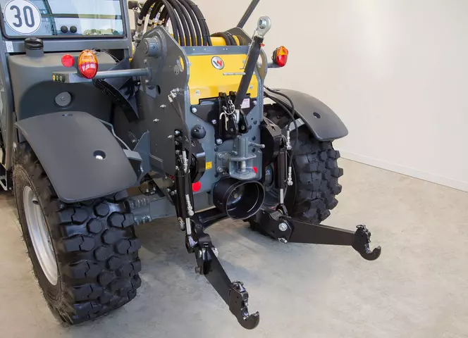 The telehandler’s rear attachment area fulfils all of the important requirements. 