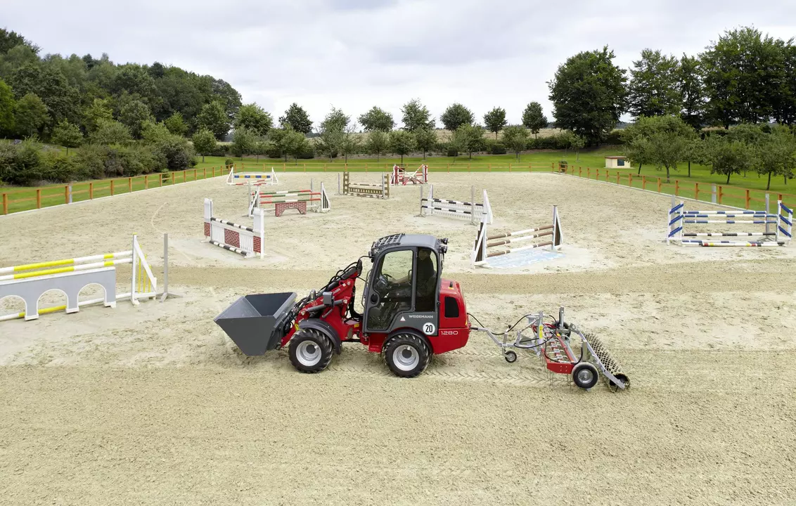 Weidemann Hoftrac 1280 Kabine mit Reitplatz- und Bohnenplaner, Einsatz