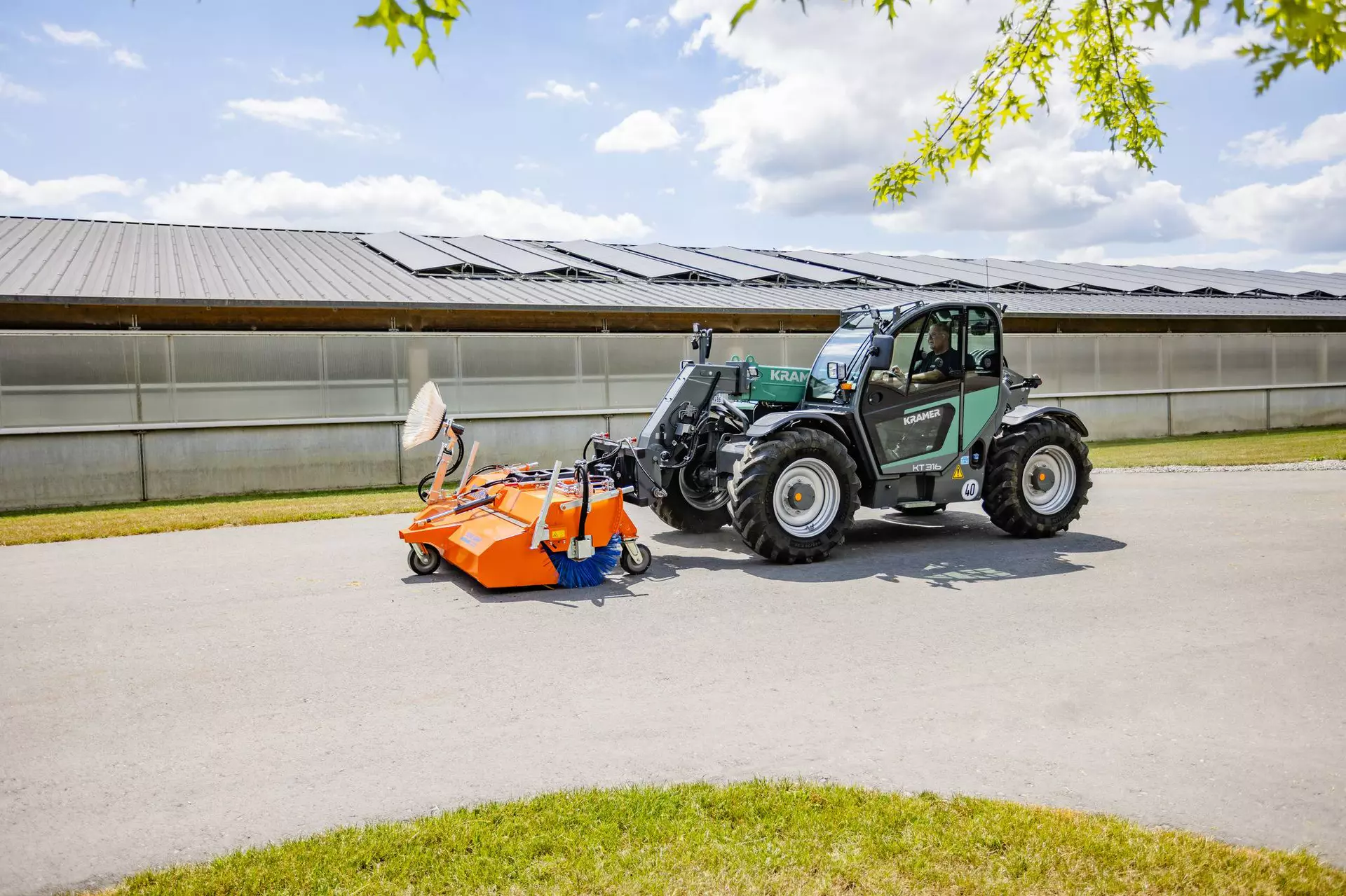 Der Kramer Teleskoplader KT316 mit der Schaufelbürste.