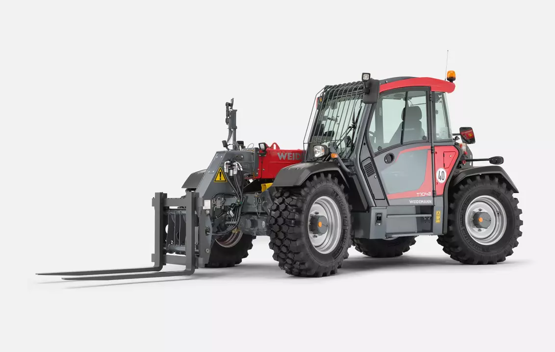 Weidemann telehandler T7042 cabin with pallet fork, studio