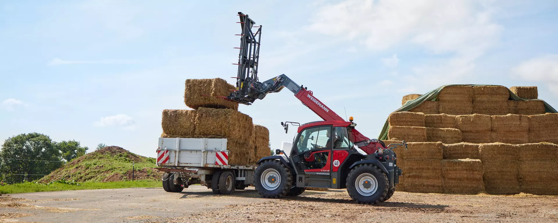 Weidemann Teleskoplader T7042 Kabine mit Großballengabel im Einsatz