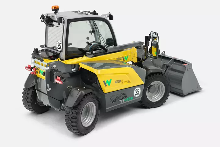 Wacker Neuson Teleskoplader TH412e, Anhängerbetrieb weitere Maschinen, Studio