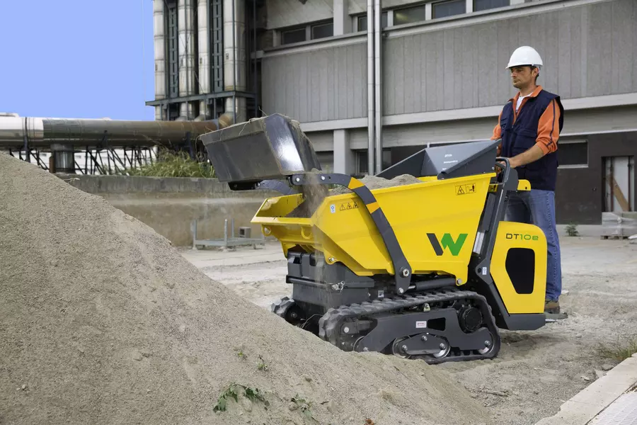 DT10e beim Befüllen der Mulde mit Sand mittels Selbstladeeinrichtung