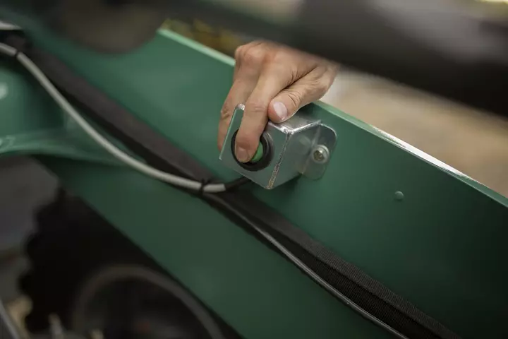 Easy and quick coupling and uncoupling of attachments 