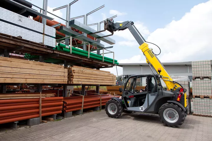Wacker Neuson telehandler TH522 with pallet fork in application