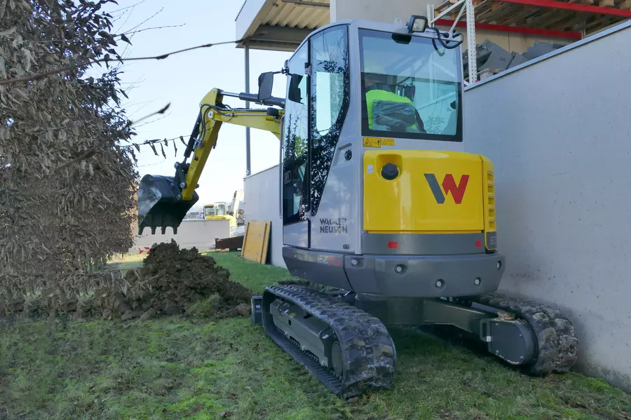 Thanks to Zero Tail the EZ26 can carry out excavations right next to a house wall
