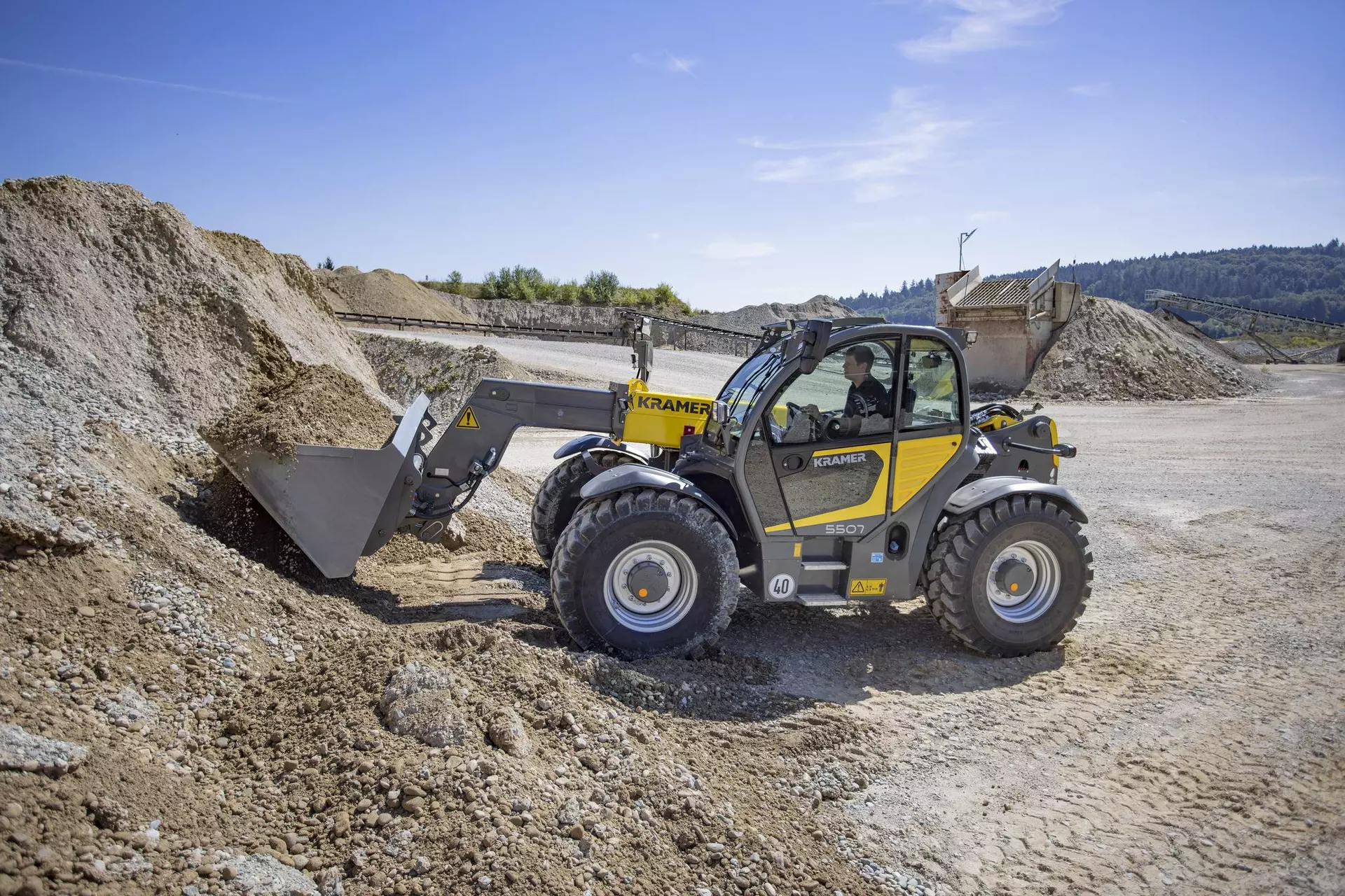 The Kramer telehandler 5507 while working with soil.