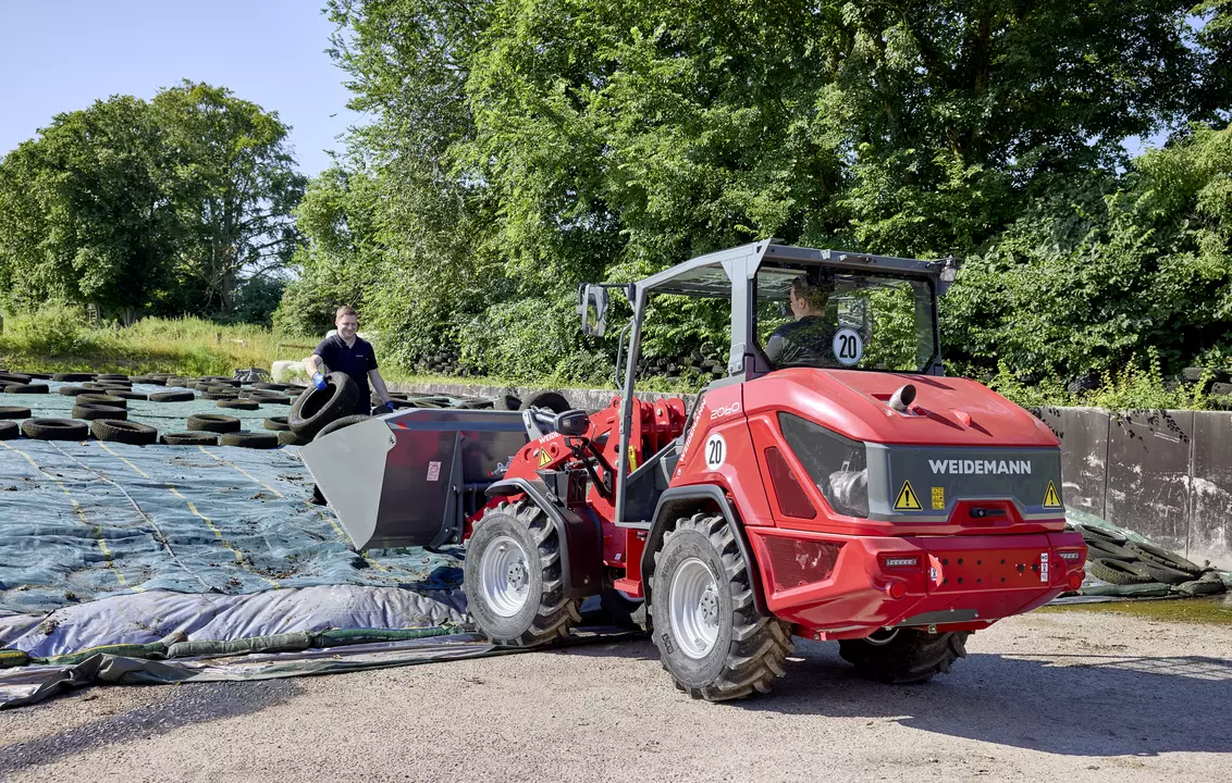 Weidemann wheel loader 2060 Overhead guard with light goods bucket, application