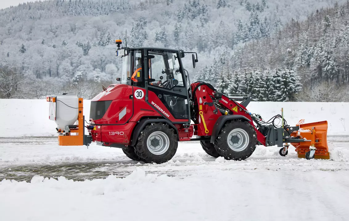 Weidemann attachment Small spreader, in action municipality, Hoftrac 1390