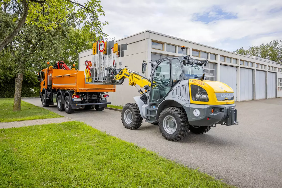 Der Kramer Teleskopradlader 8095T beim Verladen von Verkehrsschildern.