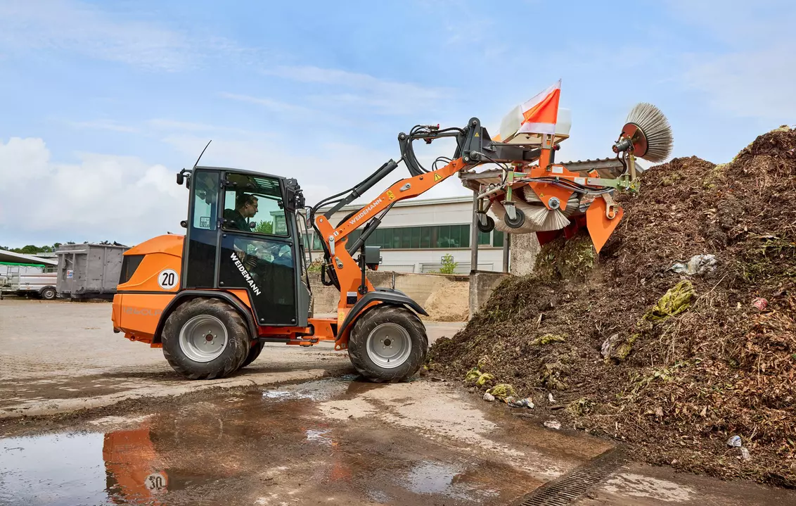 Weidemann attachment Rotary sweeper 25, in action municipality, Hoftrac 1260LP