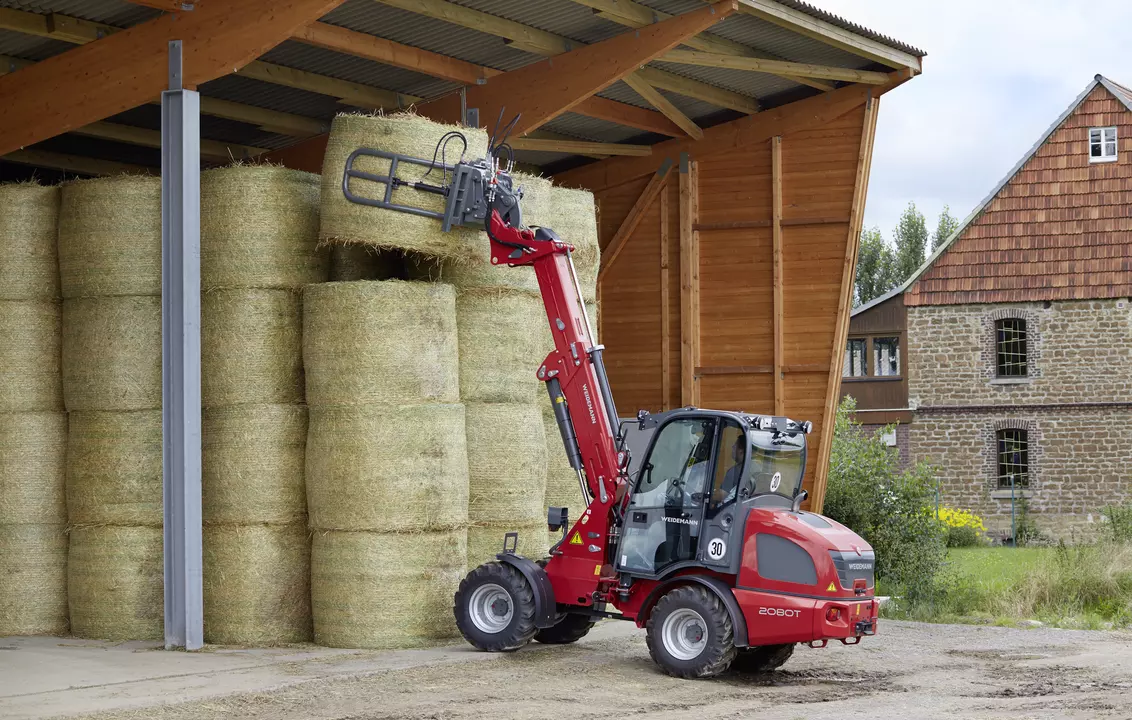 Weidemann telescopic wheel loader 2080T cabin with round bale gripper, application