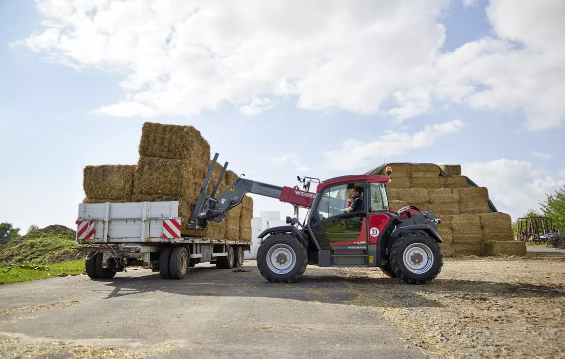 Weidemann telehandler T7035 with bale spear, application