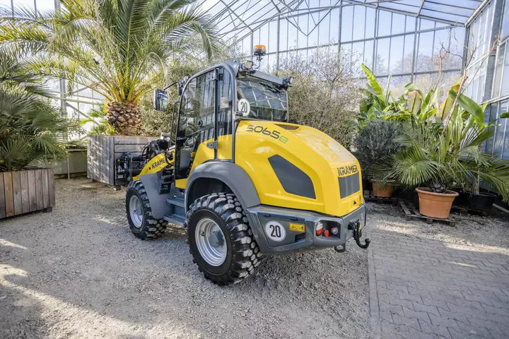 Der vollelektrische Kramer Radlader 5065e beim Transportieren einer Pflanze.
