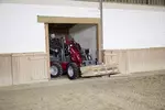 Weidemann Hoftrac 1140 mit Palettengabel und eps (Easy Protection System) auf einem Pferdehof