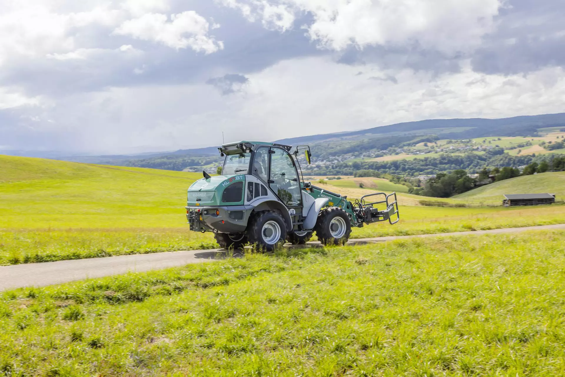 Der Kramer Teleskopradlader KL37.8T bei einer Straßenfahrt. 