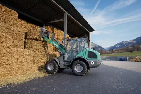 Der Kramer-Radlader KL36.8 beim Stapeln von Stroh.