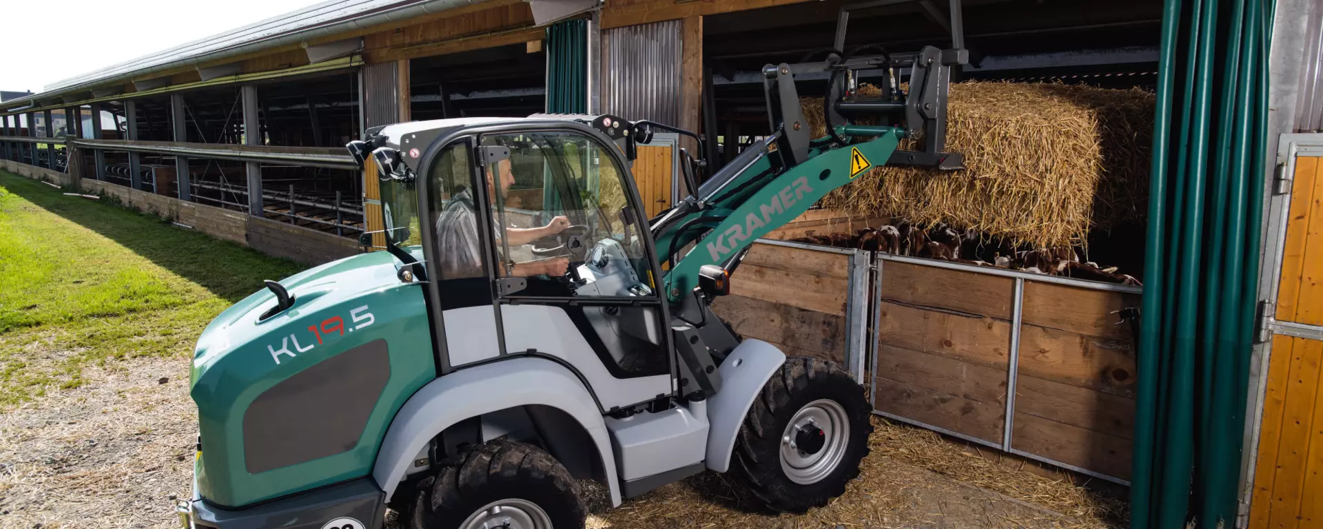 The Kramer wheel loader KL19.5 while mock out the stable. 