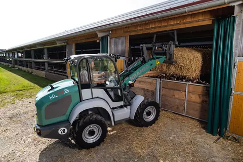 The Kramer wheel loader KL19.5 while mock out the stable. 