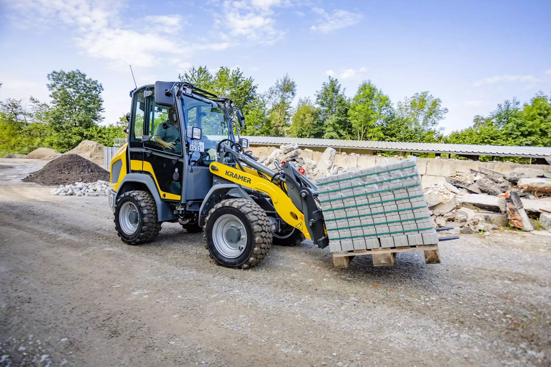 The 5045 wheel loader moves a pallet of stones to the construction site.