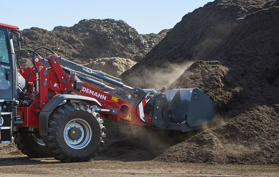 Weidemann attachment High tipping bucket, in action earthworks, Wheel loader 9080