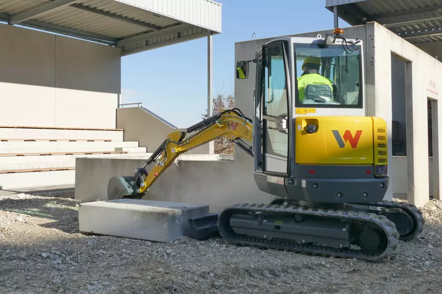 Exact excavation ist also possible with the EZ26 when tere are obstacles in teh way