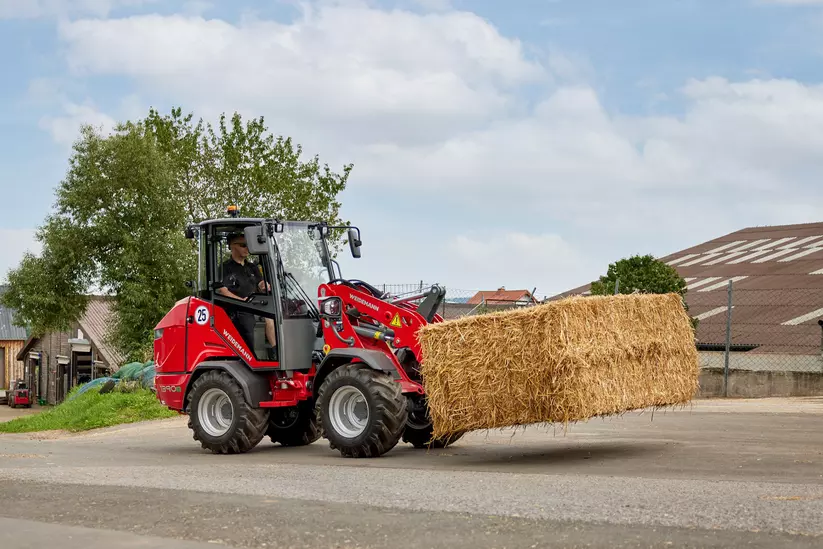 Weidemann Hoftrac 1390e mit Ballenspieß im Einsatz