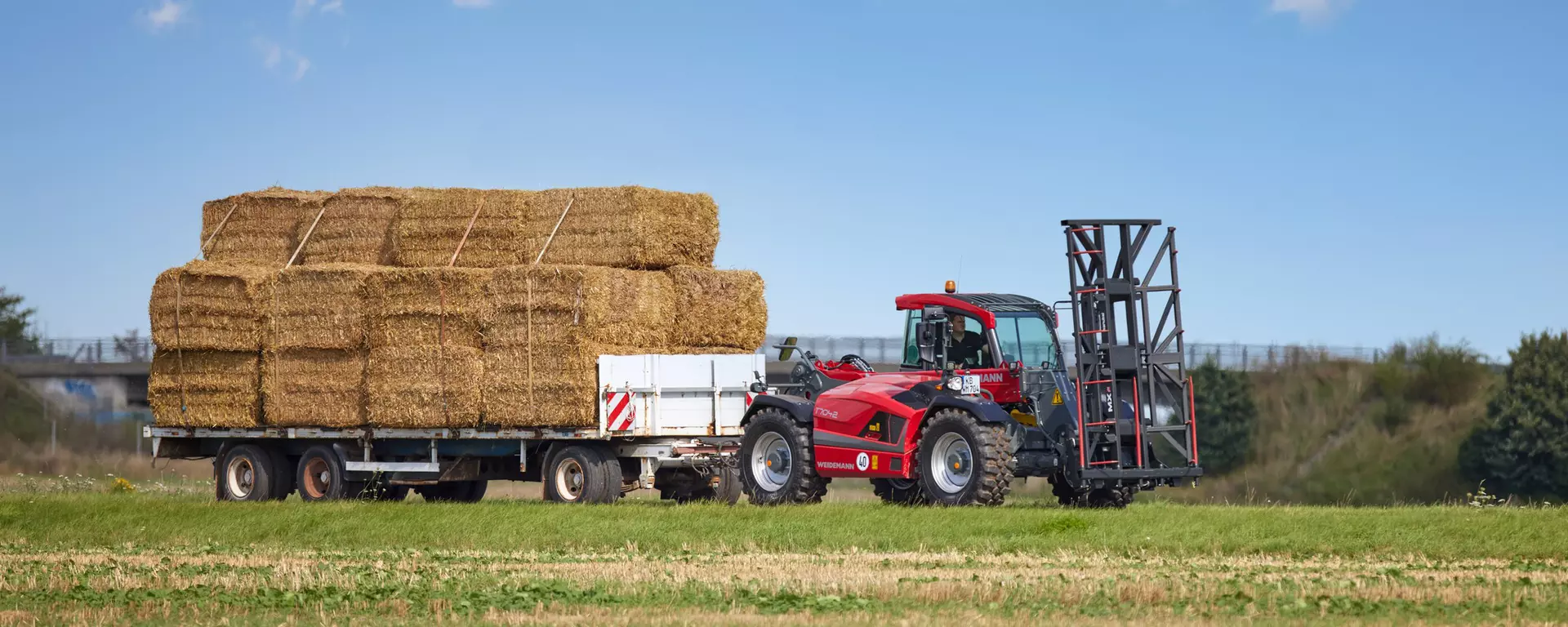 Weidemann Teleskoplader T7042 Kabine mit Anhängertransport im Einsatz