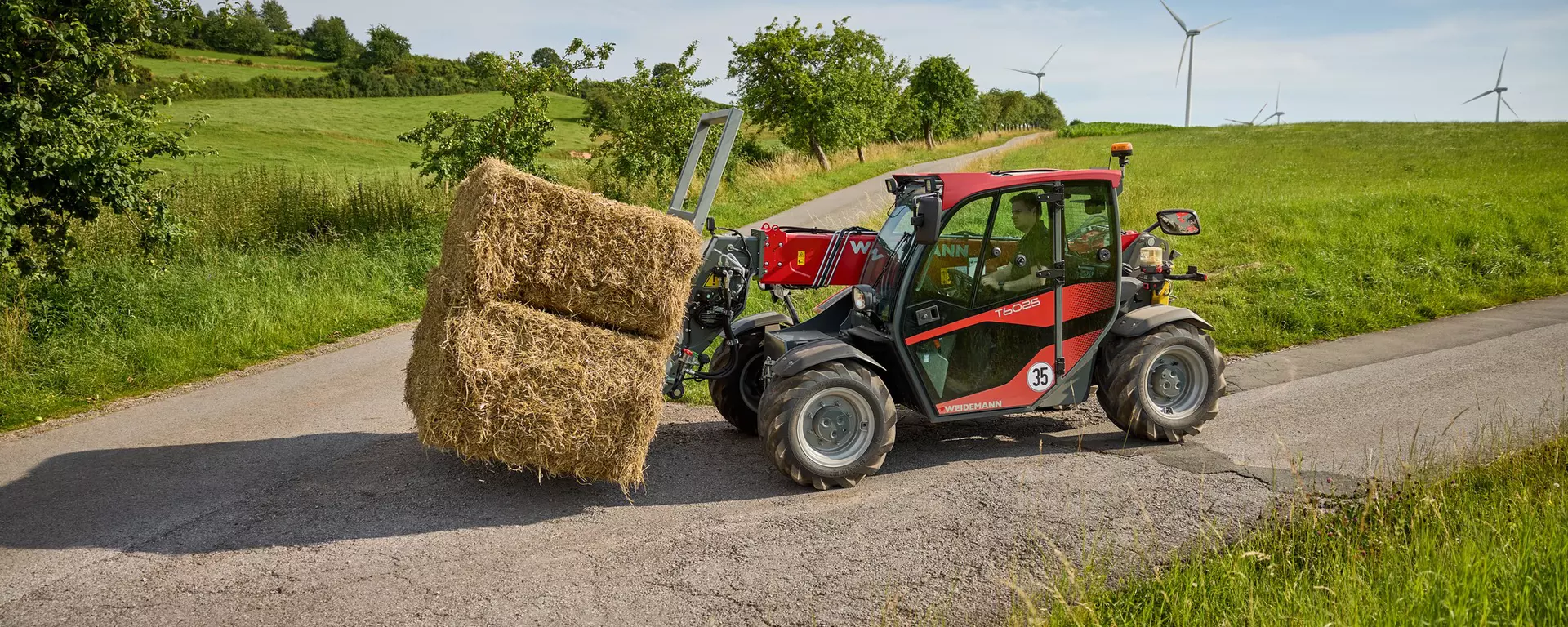 Weidemann Teleskoplader T6025 mit Ballenspieß im Einsatz