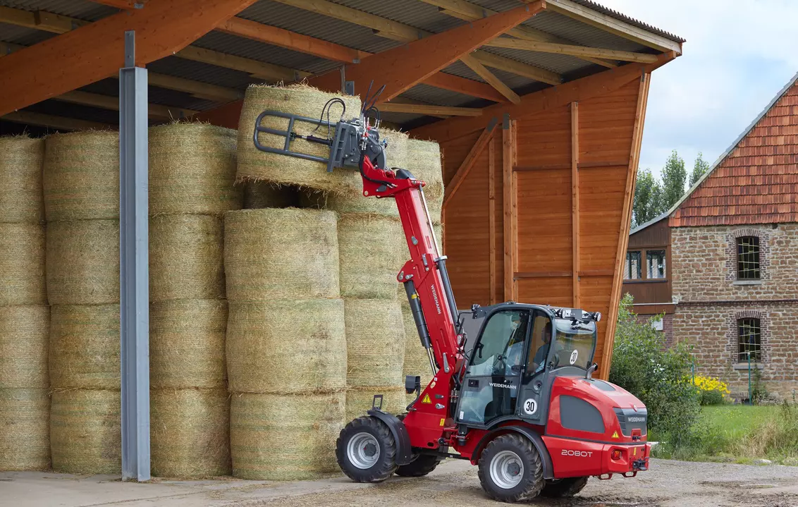 Weidemann attachment Round bale fork for wrapped bales, in action agriculture, Telescopic wheel loader 2080T
