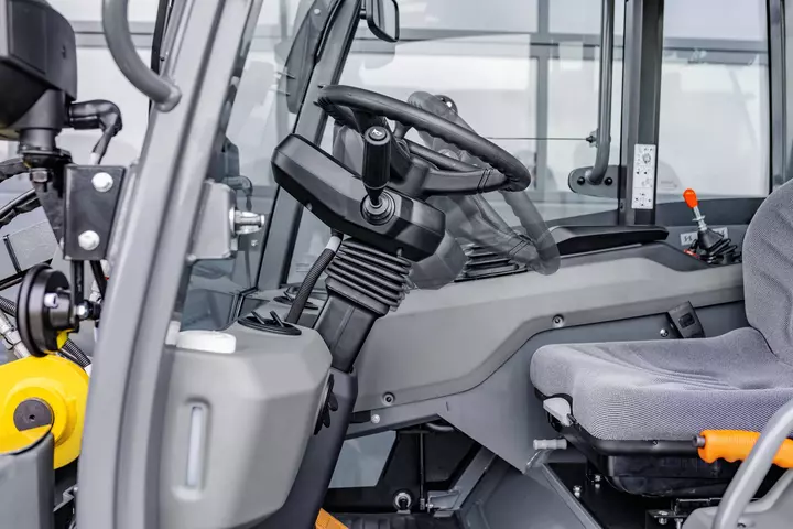 The Kramer wheel loader 5045 has a adjustable tilting steering column.