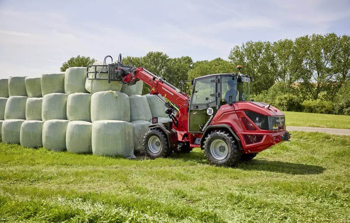 Weidemann telescopic wheel loader 2060T cabin with round bale tongs, application