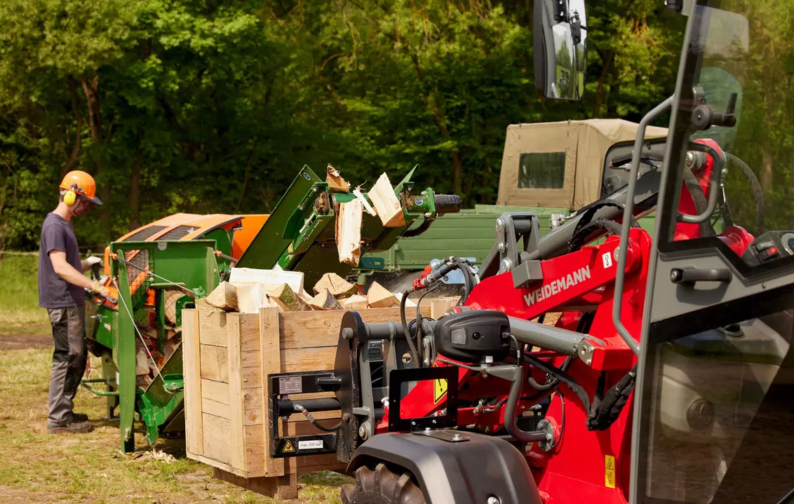 Weidemann attachment Pallet fork with side shift in action forestry industry, Hoftrac 1390
