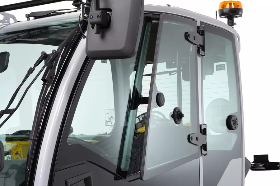 Wacker Neuson telehandler TH625, side window open, studio