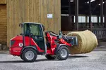 Weidemann attachment Bale spear, in action agriculture, Hoftrac 1260LP