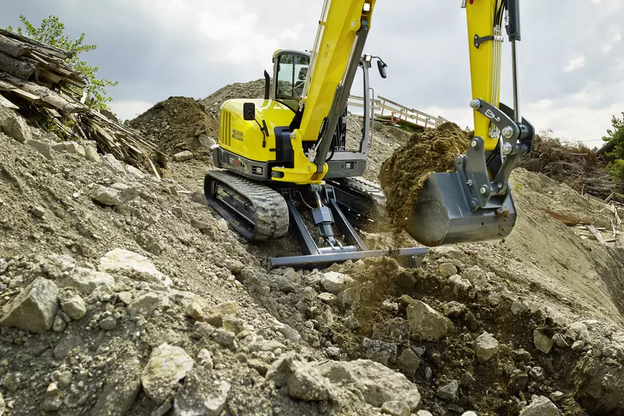 Excavation work with the ET90 in steep terrain