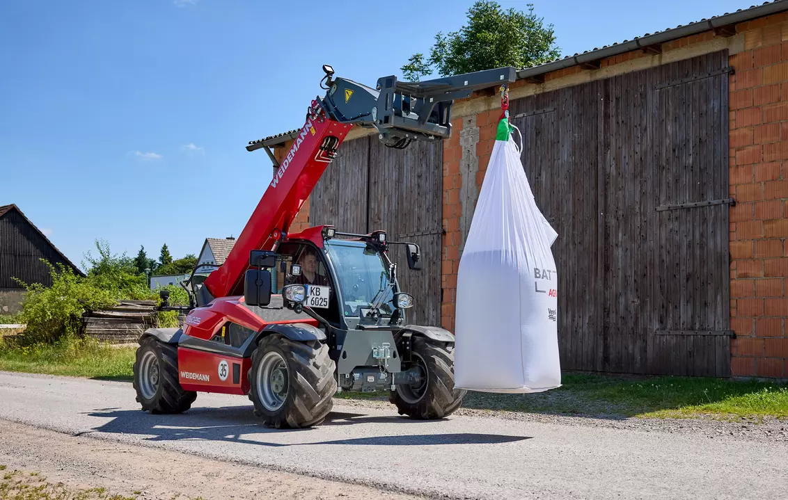 Weidemann Teleskoplader T6025 mit Lasthaken im Einsatz