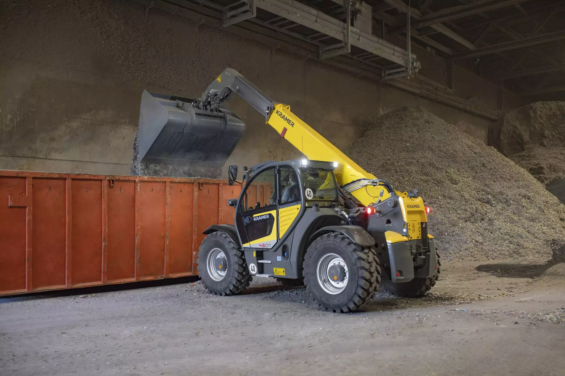 The Kramer telehandler 4507 while loading a container. 