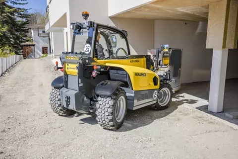 The fully electric Kramer telehandler 1445e while transporting a pallet.