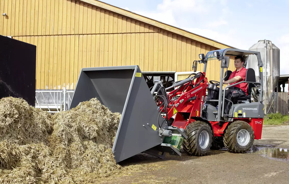 Weidemann Hoftrac 1140 mit Einstreugerät, Einsatz